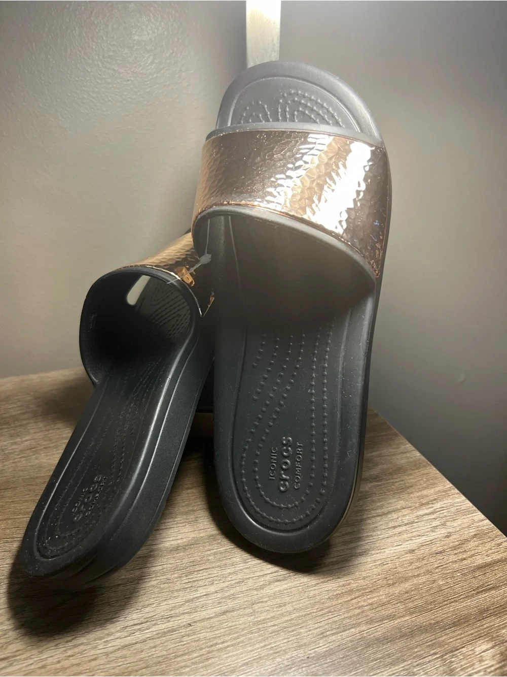 CROCS Kids Metallic Rose Gold and Black Slide Sandals stock (13)